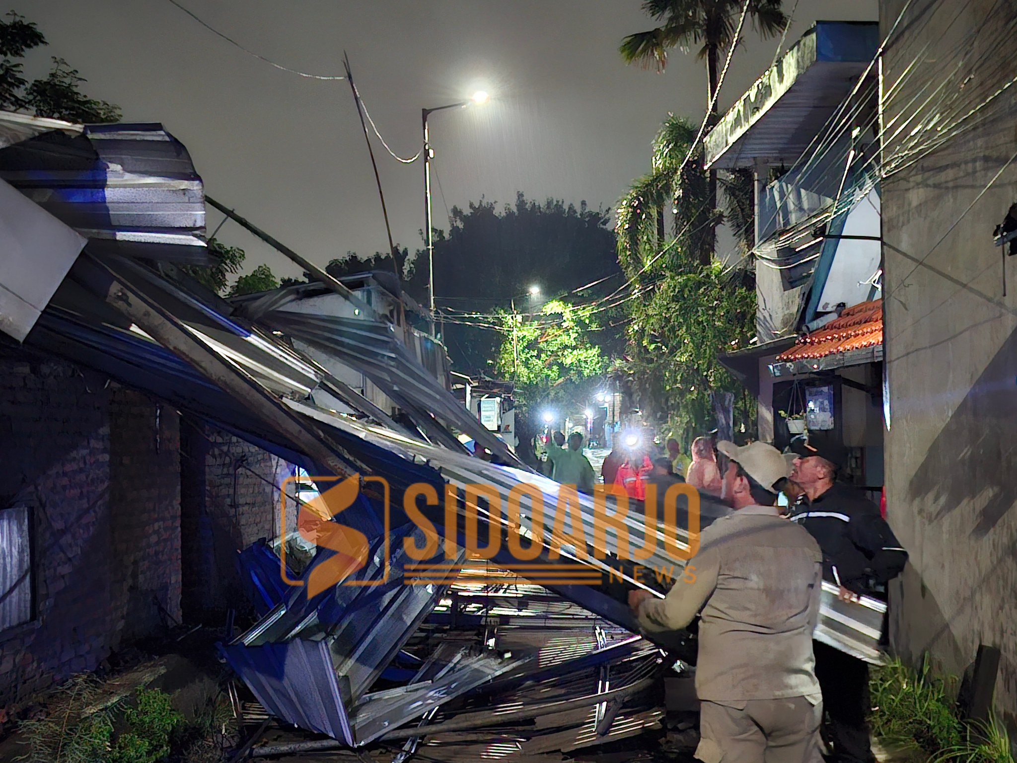 Angin Kencang Robohkan Bengkel Las di Sepanjang