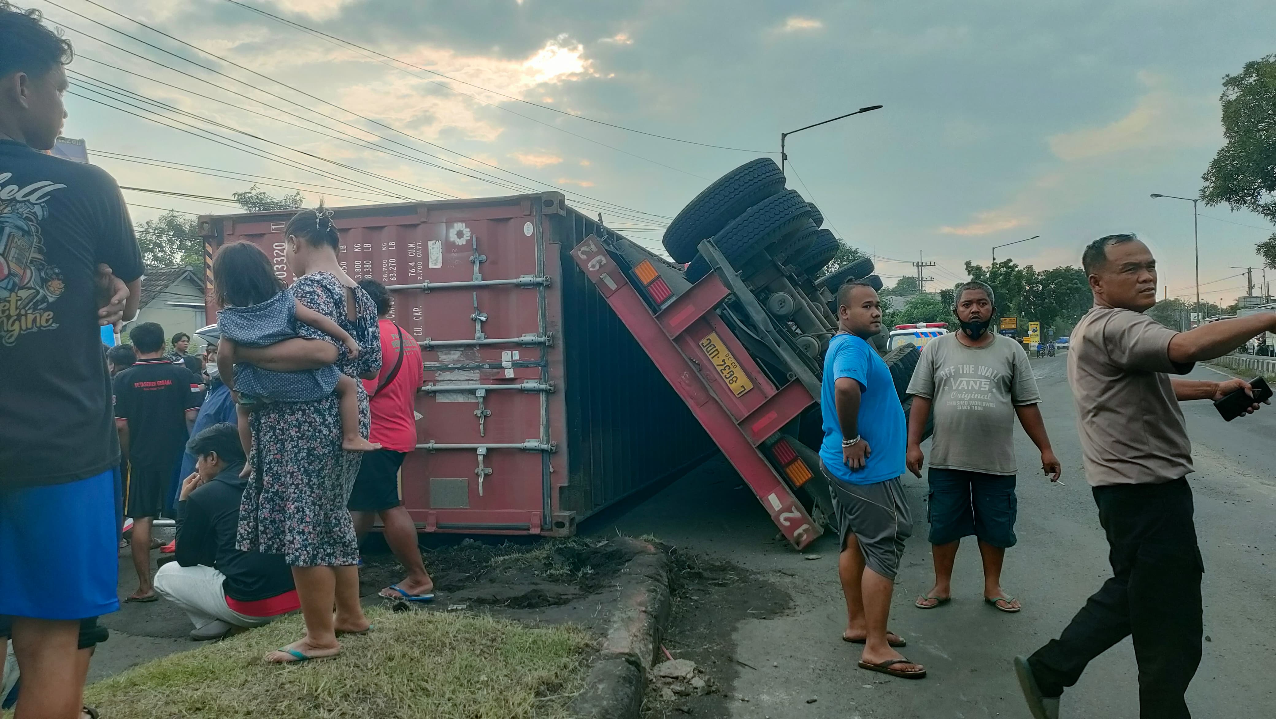 Maut di Lampu Merah Balongbendo, Kontainer 40 Feet Timpa Pemotor