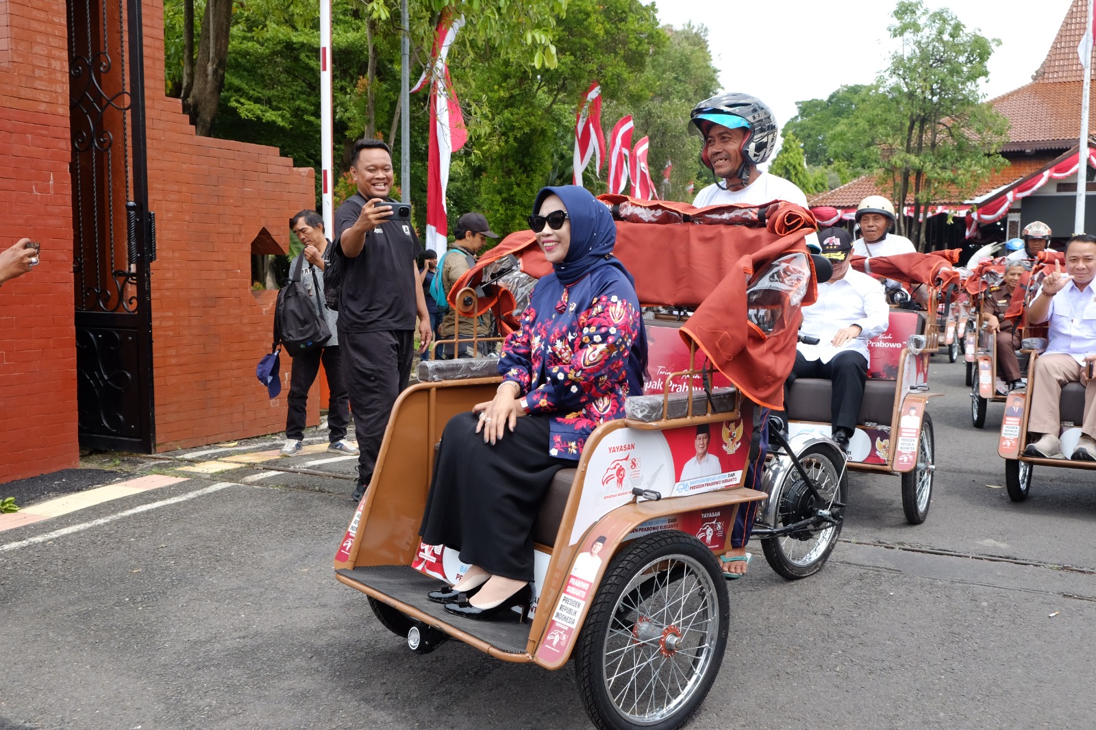 Prabowo Serahkan Ratusan Becak Listrik di Sidoarjo, Program Nasional Ditarget Tuntas 2027