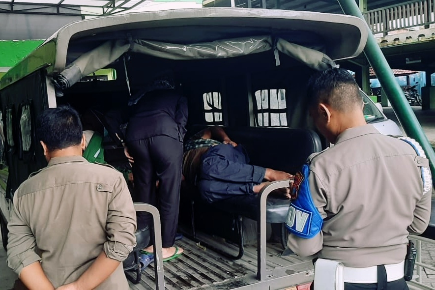Aksi Kemanusiaan Polisi Taman, Warga Tergeletak Tanpa Identitas Dievakuasi Cepat