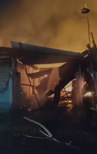 Gudang Rongsokan di Tropodo Waru Terbakar Dini Hari, Api Padam Setelah 4 Jam