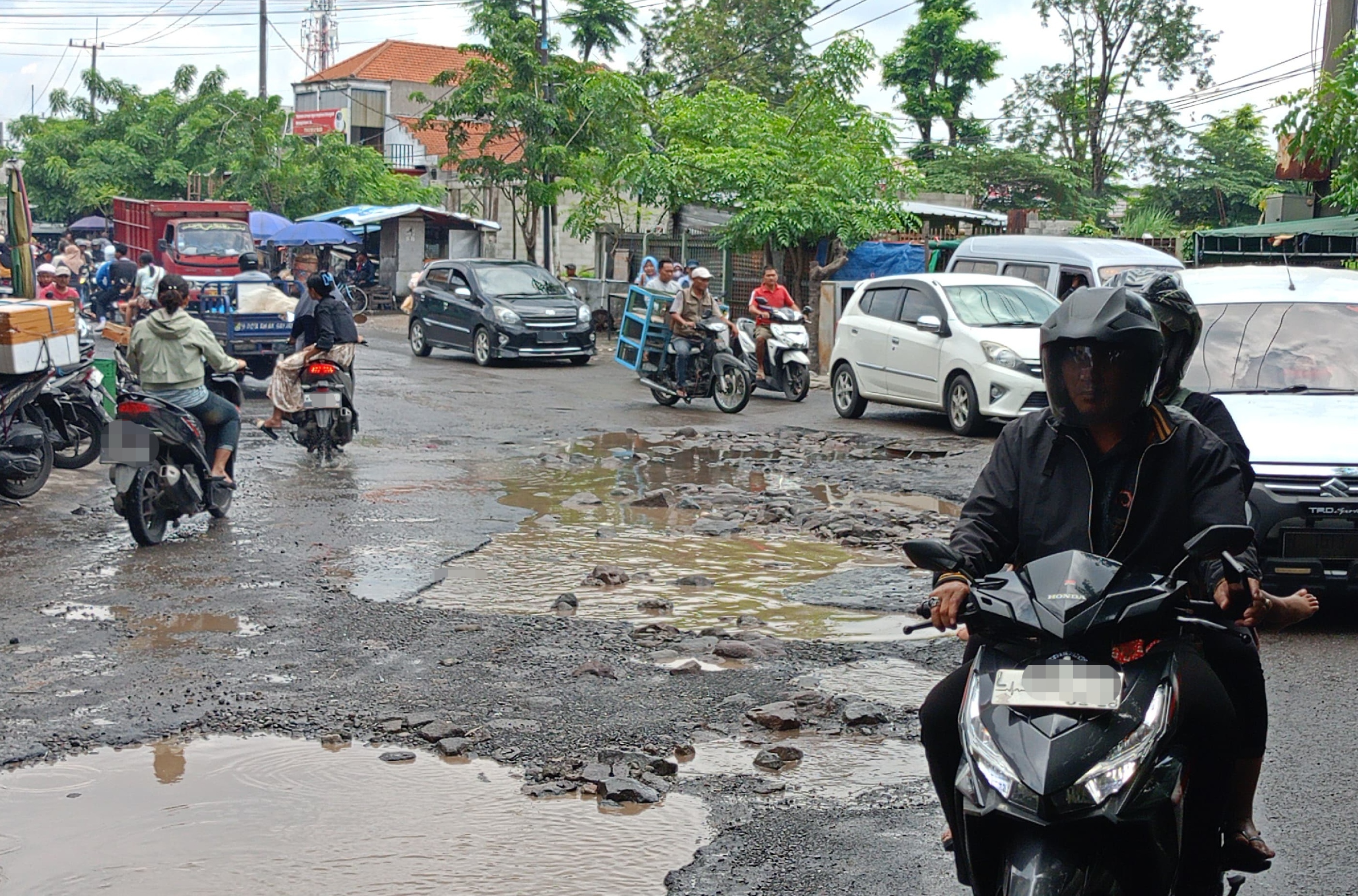 Jalan Setiabudi Krian Rusak Berat, Pedagang Pasar Keluhkan Gangguan Distribusi