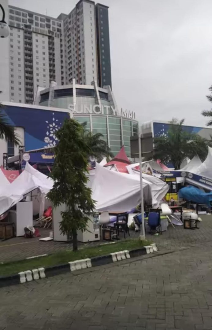 Diterpa Angin Kencang, Lapak Pedagang di Sun City Sidoarjo Rusak dan Pohon Ambruk di Medaeng