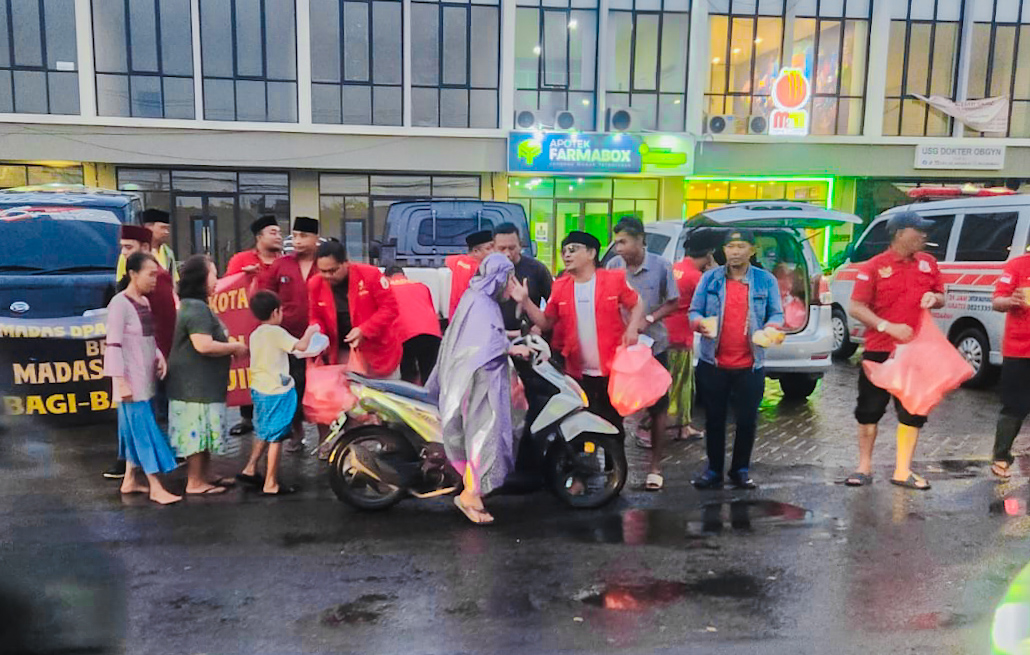 Menjelang Lebaran, Pengguna Jalan Disambut 1.000 Takjil Gratis dari Madas Sedarah di Candi Sidoarjo