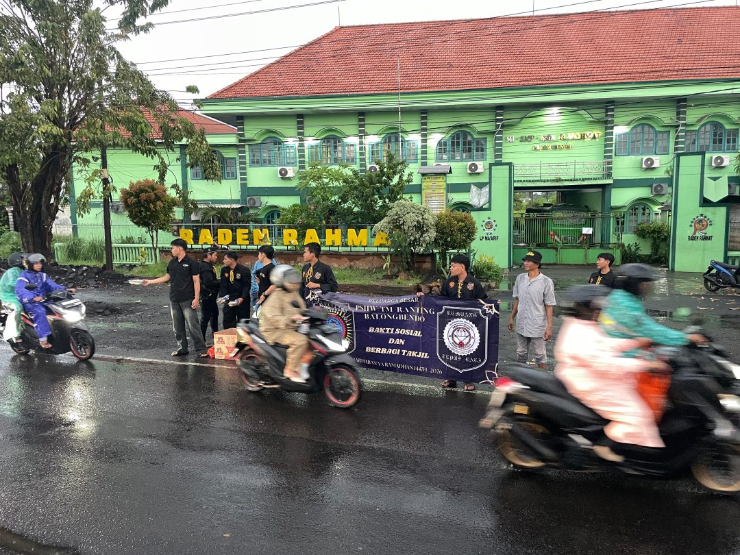 Hujan Tak Halangi Berbagi, Pendekar PSHW-TM Balongbendo Tebar 500 Takjil Gratis untuk Pengguna Jalan