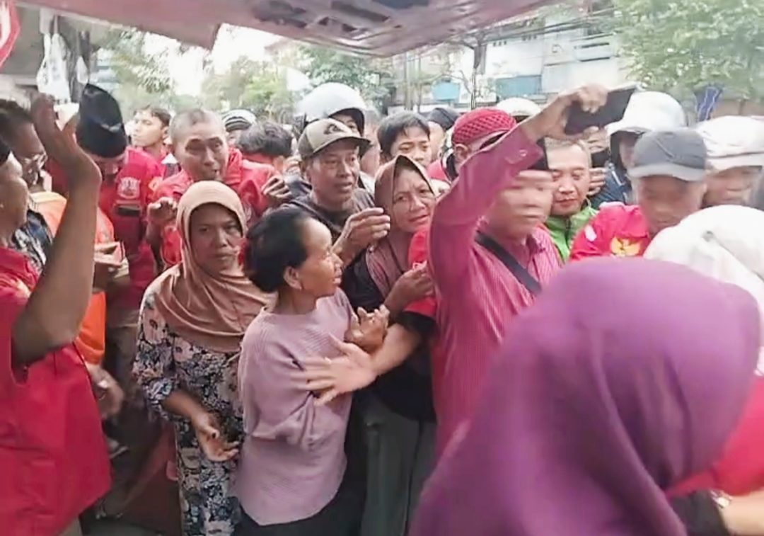 Kepedulian Nyata, DPC Madas Sedarah Sidoarjo Bagi 1.000 Takjil untuk Pengguna Jalan dan Ojol